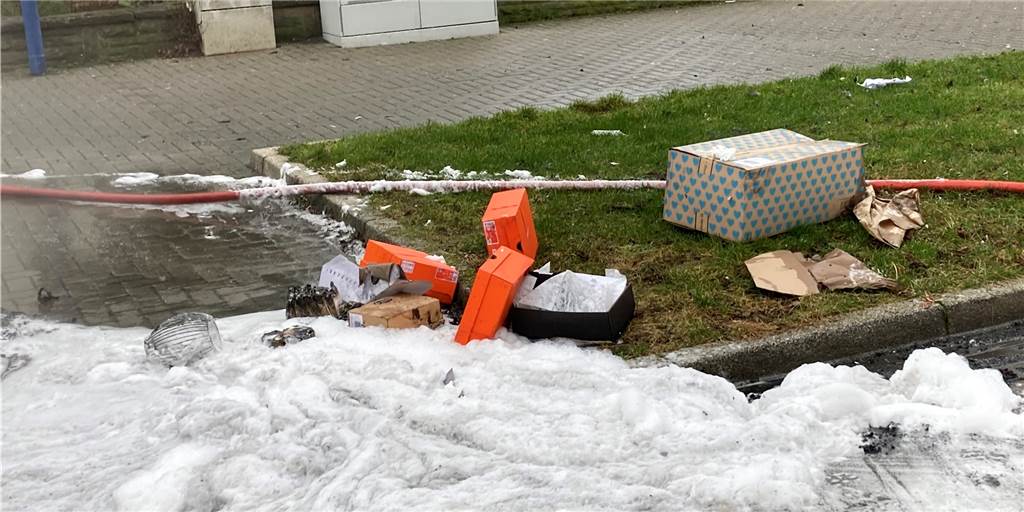 Nach Paketauto-Brand: Was passiert in solchen Fällen eigentlich mit meinem Päckchen? Diese Pakete überlebten den Brand des Hermes-Paketwagens in Westhofen.