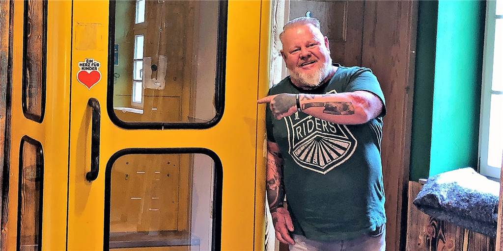 Wirt von Friedchens Bahnhof: „Wir kommen mit einem Riesenknall wieder“ Das Lachen ist Kay Fräder vergangen. In einem Video verabschiedet sich der Koch von "Friedchens Bahnhof" vorerst von der "Friedchen-Familie".