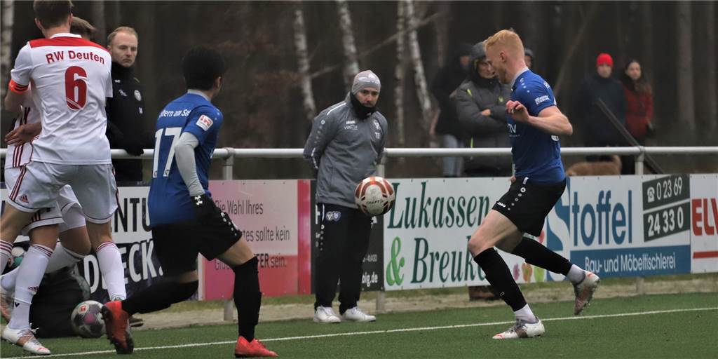 Sechs neue Gesichter beim TuS Haltern - „eine Belohnung für die Jungs“ Gegen RW Deuten setzte Timo Ostdorf (M.), Trainer des TuS Haltern am See, erneut auf einige neue Spieler, die die Wintervorbereitung mit seinem Oberliga-Team bestreiten.