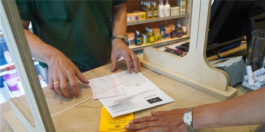 Schwerterin (30) fliegt mit falschem Impfpass auf – und vergisst Ausweis in der Apotheke Schwerterin (30) fliegt mit falschem Impfpass auf – und vergisst Ausweis in der Apotheke