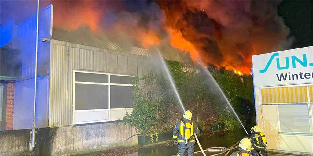 Feuer bei Pulverbeschichter – viele Fotos von der Brandnacht in Stadtlohn Bei dem Großbrand in Stadtlohn wurde am Montagabend die Halle eines Pulverbeschichtungsunternehmens zerstö