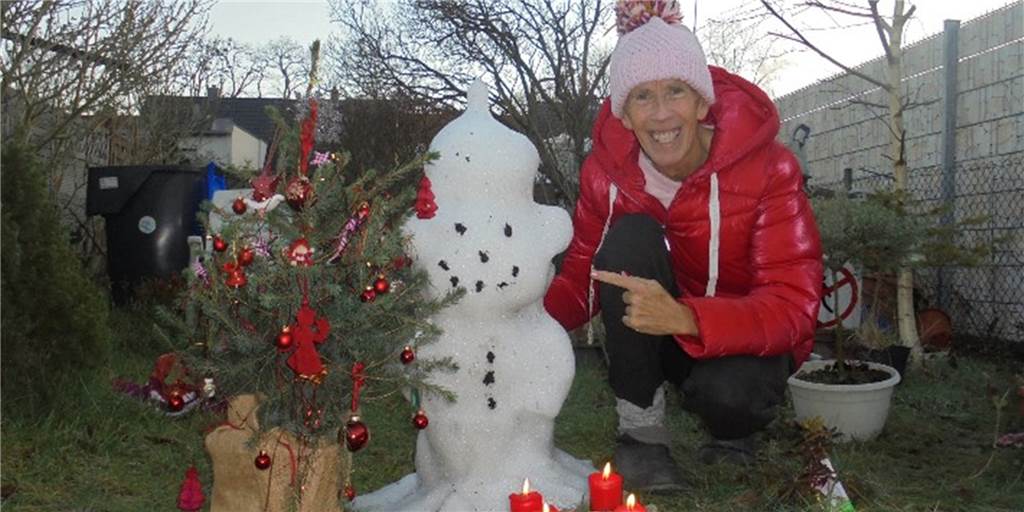 Schneemann bauen bei 7 Grad? Burkhard Dreischer gibt ungewöhnliche Tipps „Sein Kumpel, der Schneemann“ soll im Sauerland zulegen: Burkhard Dreischer gibt Bautipps für den Welttag des Schneemanns. Dieses Bild stammt, wie zu erahnen ist, von kurz vor Weihnachten.