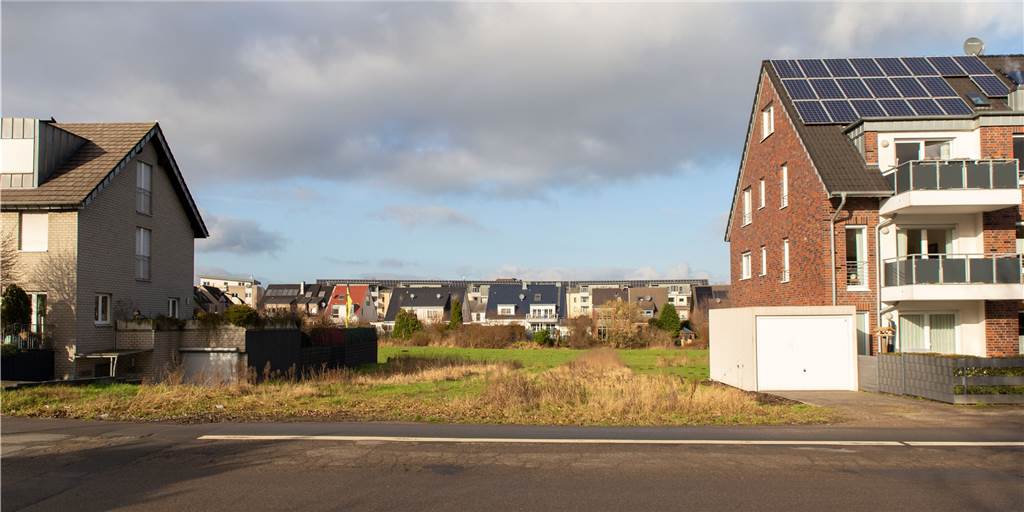 Neuer Weg in den Ortskern: Zweite Runde für die Nunnenwiese? Das Grundstück an der Hackfurthstraße gehört bisher noch nicht der Stadt. Um dort einen Gehweg anlegen zu können, müsste sich der Besitzer von einem Verkauf überzeugen lassen. Eine Wohnbebauung ist hier nicht möglich.