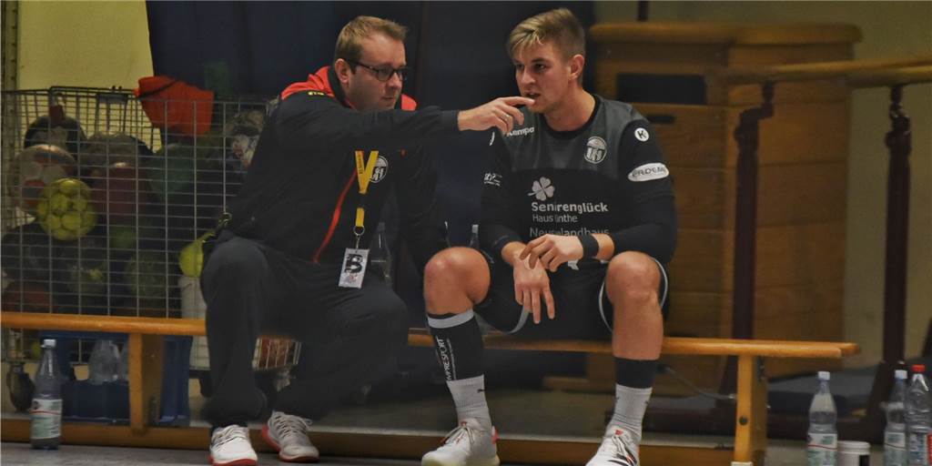 Corona-Ausbruch: Freitags-Match des HC TuRa Bergkamen fällt aus Thomas Rycharski (links) und sein Team können am Freitag sitzenbleiben. Das Spiel gegen die HSG Gevelsberg-Silschede wurde abgesagt.