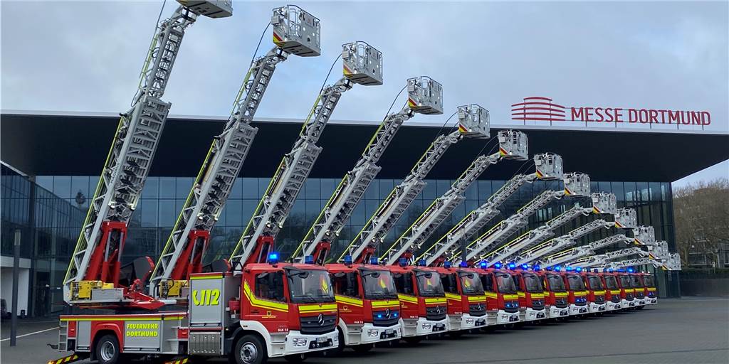 Westfalenhallen: Über ein Dutzend Feuerwehrfahrzeuge sorgt für Aufsehen 13 neue Fahrzeuge mit Drehleiter hat die Feuerwehr am Dienstagmittag (18.1.) offiziell übergeben bekommen.