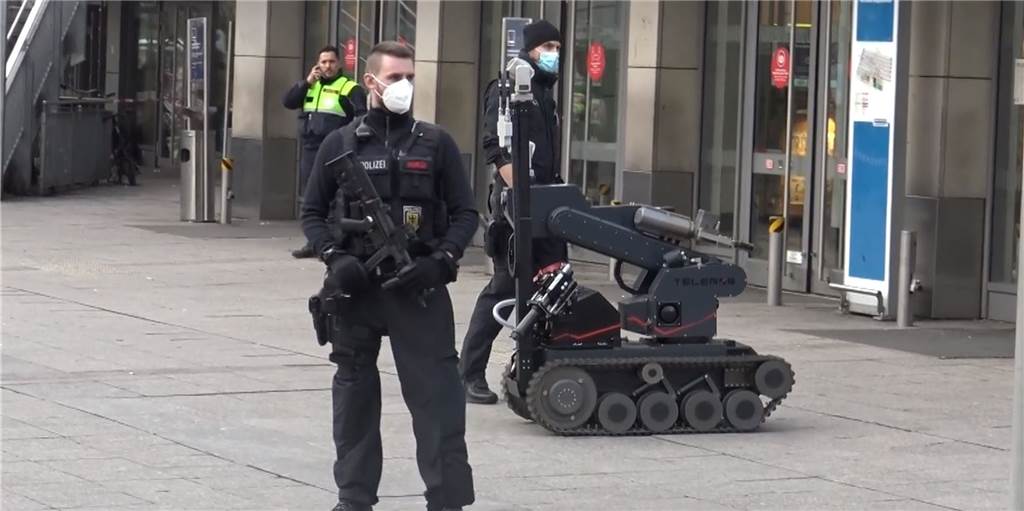 Video: Entschärfungs-Roboter und Maschinenpistolen am Hauptbahnhof Dortmund Mit diesem Roboter haben Polizisten das verdächtige Päckchen im Hauptbahnhof untersucht.