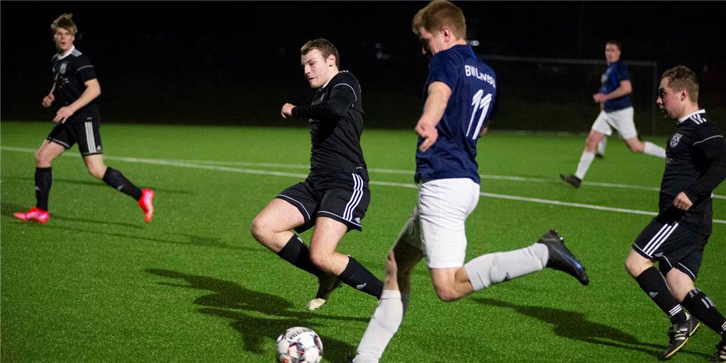 C-Ligist Hullern schießt B-Ligist Lavesum ab - Hattrick in Halbzeit eins Hullerns Joris Bäther setzt zur Grätsche gegen Lavesums Jonathan Schlüter an.