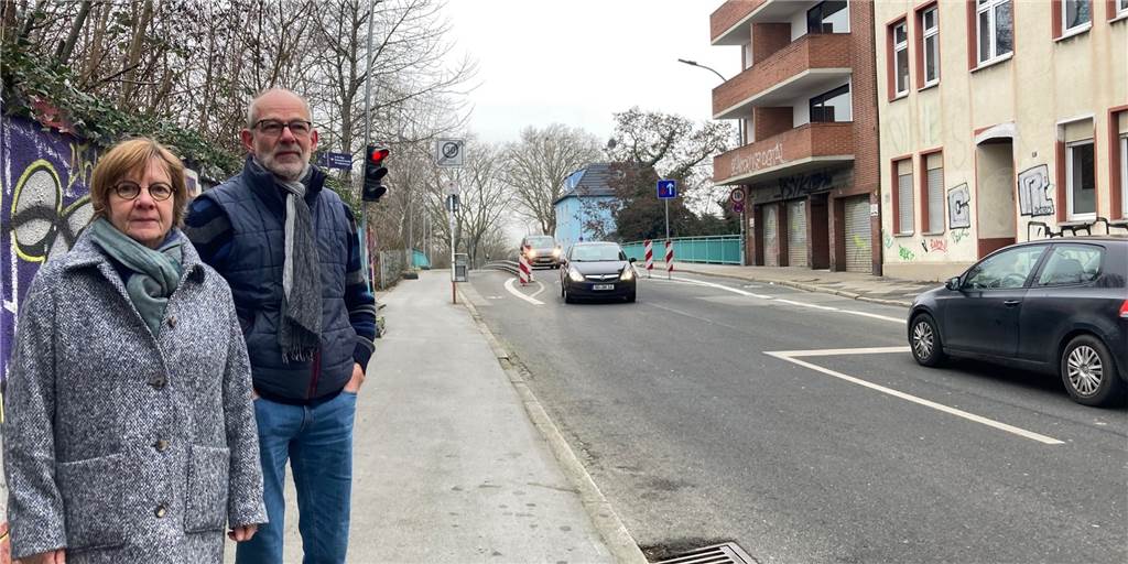 Viele Brücken in Dortmund sind marode – Bauarbeiten über Jahre drohen Jutta Falk als Sprecherin der Anwohner-Initiative im Kreuzviertel und Olaf Greve an der maroden Brücke an der Lange Straße. Hier kann der Verkehr nur einspurig fließen, schwere Lkw sind ganz tabu.