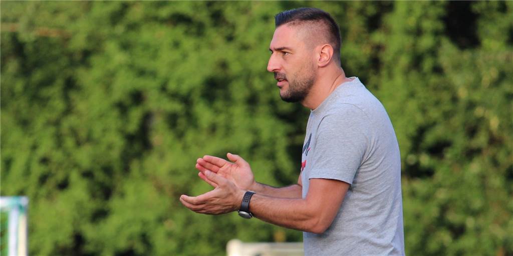 SG-Trainer Kadir Kaya kann den nächsten Neuzugang in Gahmen begrüßen.