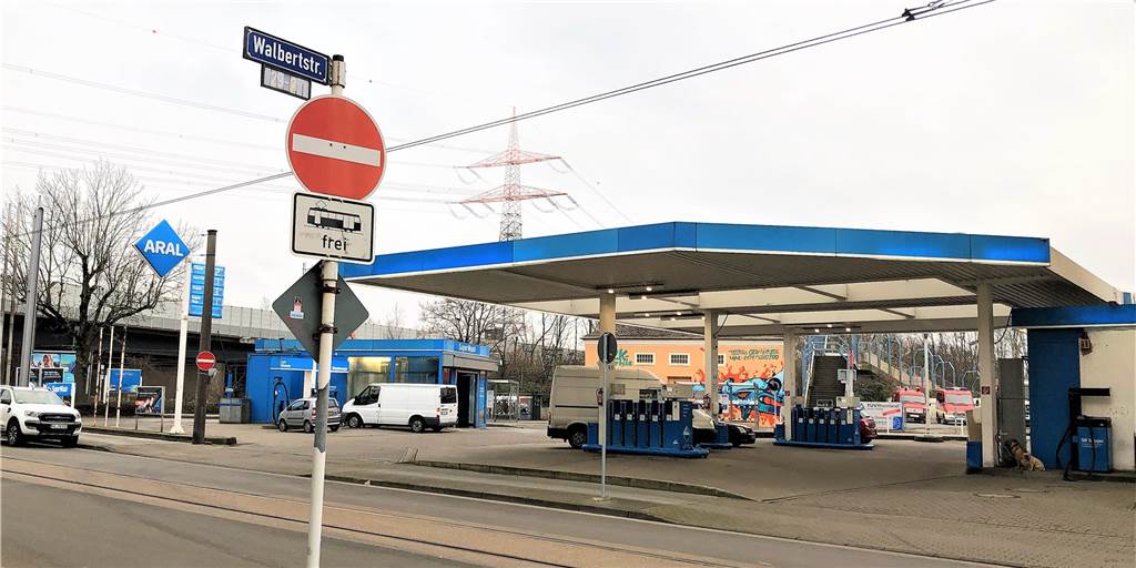 Nach Schüssen: 16 Jugendliche ermittelt – Messer und Schlagstock sichergestellt Am Dienstagnachmittag eskalierte im Bereich der Aral-Tankstelle ein Streit zwischen 20 Jugendlichen, es sollen auch Schüsse gefallen sein. Die Ermittlungen der Polizei dauern an.