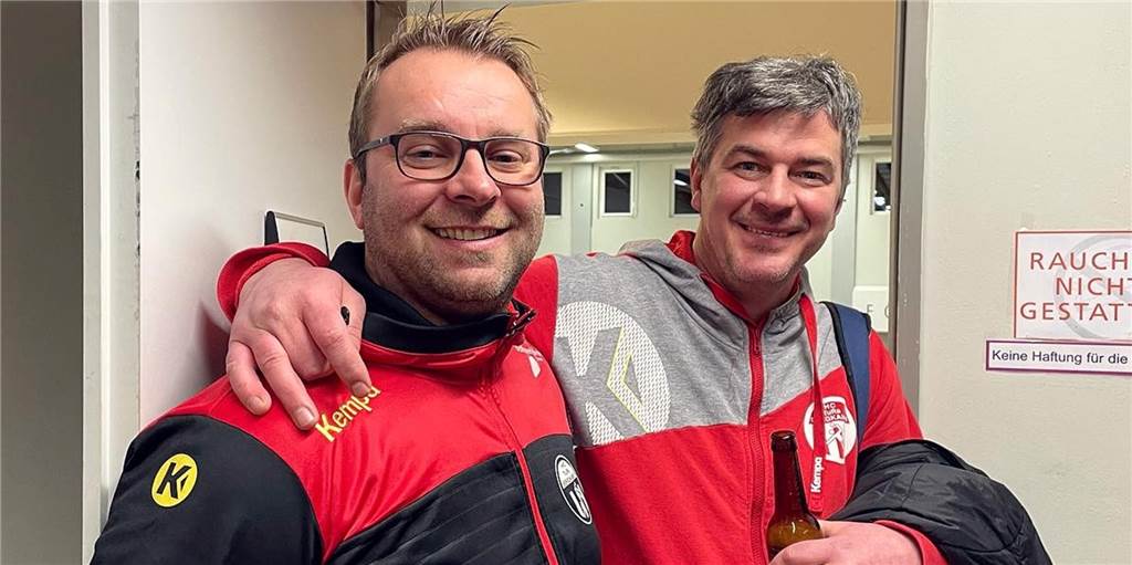 HC TuRa Bergkamen: Neuzugang hat einen prägenden Einsatz in Afghanistan hinter sich Thomas Rycharski (links) und Lars Stratmann hatten nach dem Sieg in Bommern gut lachen. Mit der neuen Verstärkung läuft´s indes auch gut.