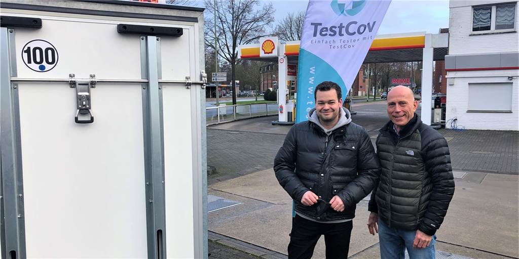 Zwei neue Corona-Teststellen für Schermbeck Zwei neue Corona-Teststellen, davon eine an der Shell-Tankstelle in Rathaus-Nähe, eröffnen Patrick Schürhoff (l.) und Alexander Görtz am Samstag in Schermbeck.