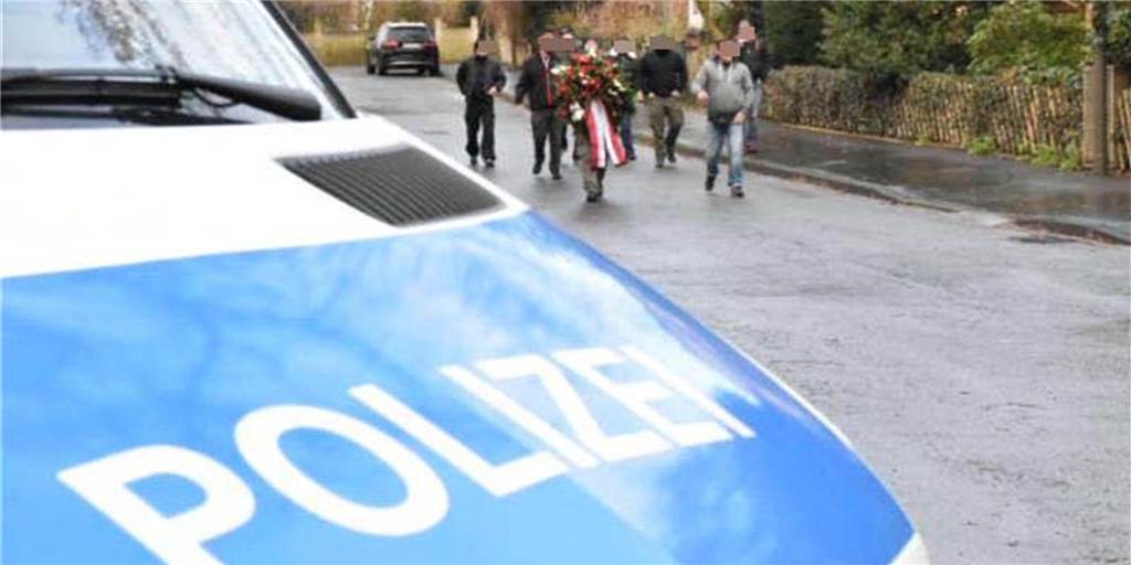 Rechtsextremist Siegfried Borchardt beigesetzt - 265 Teilnehmer vor Ort Die Polizei rechnet mit rund 200 Teilnehmern - darunter auch viele Menschen aus der rechten Szene.
