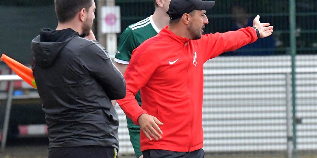 Ex-Regionalliga-Kicker kommt zur SG Gahmen – Eine Altlast könnte sein Potenzial gefährden Kadir Kaya (r.), Trainer der SG Gahmen, kann in Zukunft auf einen weiteren erfahrenen Spieler bauen.