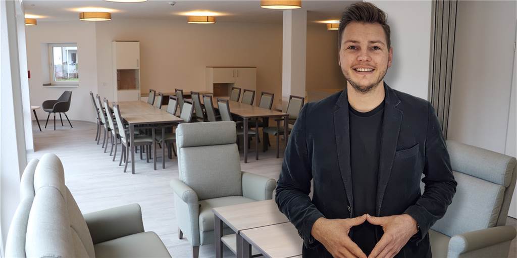 Einst Kneipe und Supermarkt: DRK Lünen eröffnet Senioren-Einrichtungen René Pott ist die Pflegedienstleitung des DRK, hier zu sehen mit einem Bild aus den Gemeinschaftsräumen der Tagespflege „In der Geist“.