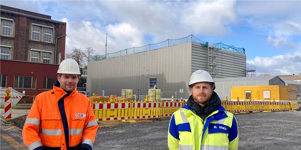 45.000 Tonnen CO₂ weniger: Neue Energiezentrale auf historischem Gelände Bastian Stegemann und Alexander Kampmann kümmern sich bei DEW21 um die Wärmeversorgung und den Bau der neuen Energiezentrale an der Weißenburger Straße.