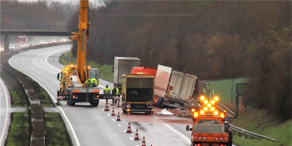 Wegen eines Lenkfehlers ist ein 30-jähriger LKW-Fahrer aus Vechta auf der A31 von der Fahrbahn abgekommen. Er blieb zum Glück unverletzt. Die Bergungsarbeiten ziehen sich aber bis in den Freitagabend. So lange bleibt die A31 in Richtung Norden gesperrt.