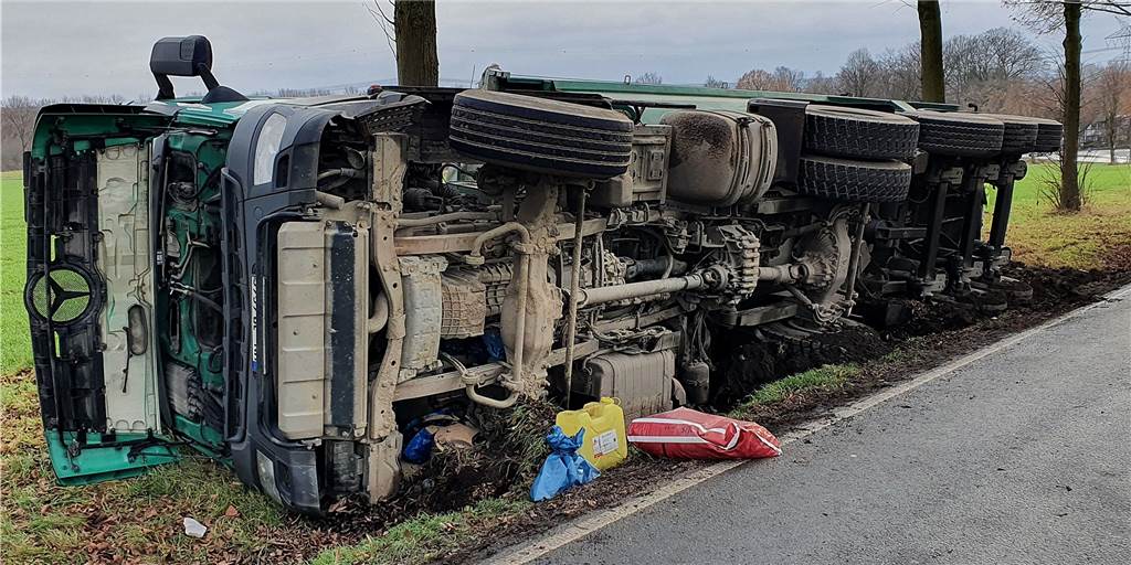 Lkw kippt in Graben – Schwerter Straße für mehrere Stunden gesperrt