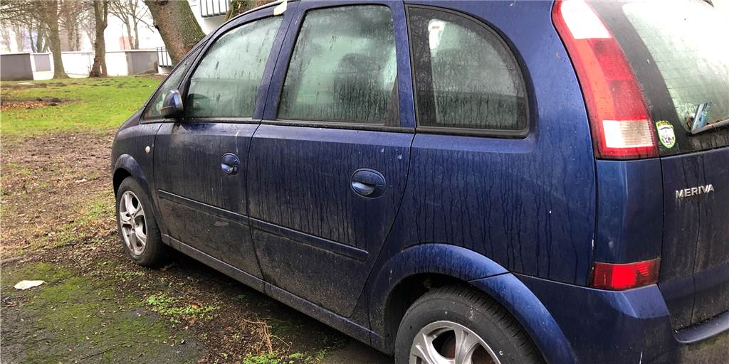 Dieser Wagen, der an der Rabboltstraße in Wickede steht, wurde seit Jahren nicht bewegt. Sein Halter ist gestorben