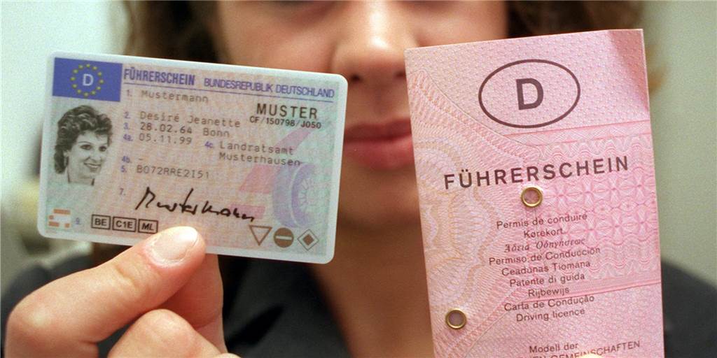 Führerschein-Umtausch: Viele Dortmunder haben die Frist verpasst Nach und nach müssen alte Papierführerscheine in neue fälschungssichere EU-Führerscheine im Scheckkarten-Format eingetauscht werden.