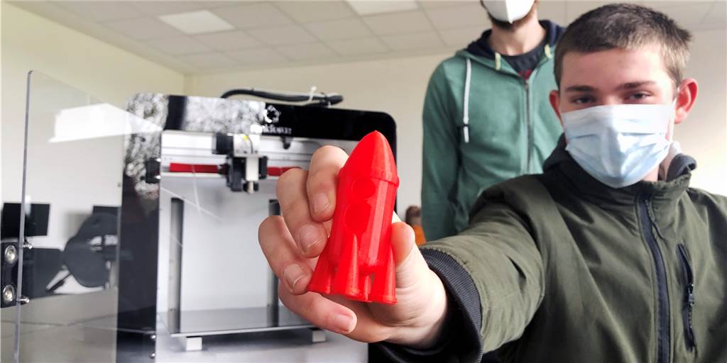 Digitalisierung: Warum Druck den Heeker Kreuzschülern richtig Spaß macht Mit einer Rakete fing alles an: Der Zehntklässler Leonard Große-Böwing ist schon Experte für den 3D-Druck. Wie er freut sich auch Informatiklehrer Vincent Söbbing über den neuen, noch leistungsfähigeren 3D-Drucker, den die Kreuzschule jetzt erhalten hat.