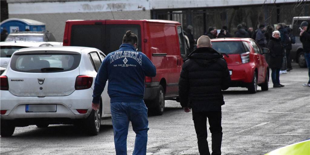 Über 250 Neonazis bei Beerdigung von Siegfried Borchardt in Dortmund Zwei Teilnehmer auf dem Weg zur Beerdigung von Siegfried Borchardt auf dem Hauptfriedhof, die von viel Polizei begleitet wurde.