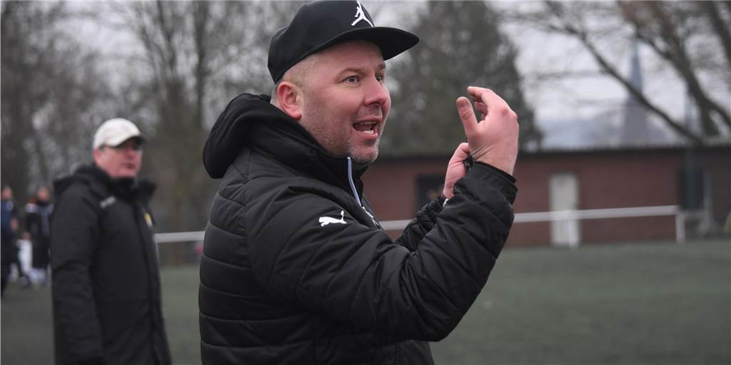 Zwei Jahre kein Amt, aber nie wirklich weg gewesen: Adrian Ruzok hat hohe Ziele mit dem SV Frömern Adrian Ruzok war zufrieden mit dem Auftritt seiner Mannschaft gegen die U23 des Holzwickeder SC.