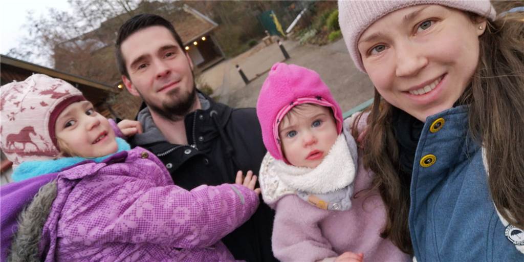 Zwei Kinder, zwei Kitas: Familie Dilchert und ihr Ärger mit der Platzvergabe Familie Dilchert aus Frohlinde hatte die Hoffnung, dass ab Sommer beide Kinder in der Ökoinsel betreut werden. Mara (4) hat dort einen Platz, Frida (1) aber soll in die Rasselbande an der Holzstraße. Die Eltern Laura und Jan sind enttäuscht. Für sie würde das viel tägliche Fahrerei bedeuten.