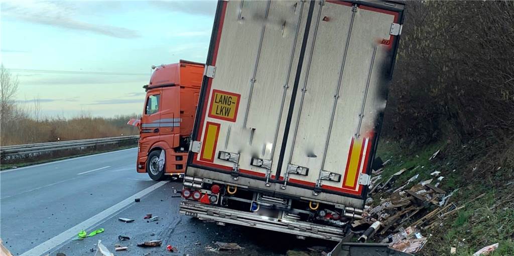 Diesel ausgelaufen: Feuerwehr über Stunden mit verunglücktem LKW beschäftigt Nach einem Lenkfehler war der 30-jährige LKW-Fahrer nach rechts von der Fahrbahn abgekommen und gegen Leitplanke und Lärmschutzwand geprallt. Er blieb zum Glück unverletzt. Für die Freiwillige Feuerwehr Heek bedeutete das einen fünf Stunden langen Einsatz auf der A31.