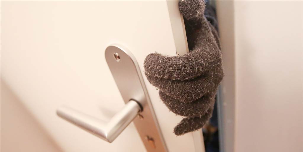 Vredener bricht einige Dutzend Mal ein – immer in die gleiche Wohnung Mehrere Dutzend Mal ist ein Vredener in die Wohnung einer Bekannten eingedrungen, um jeweils kleinere Geldbeträge zu stehlen. Dazu hatte er den Wohnungsschlüssel nachmachen lassen.