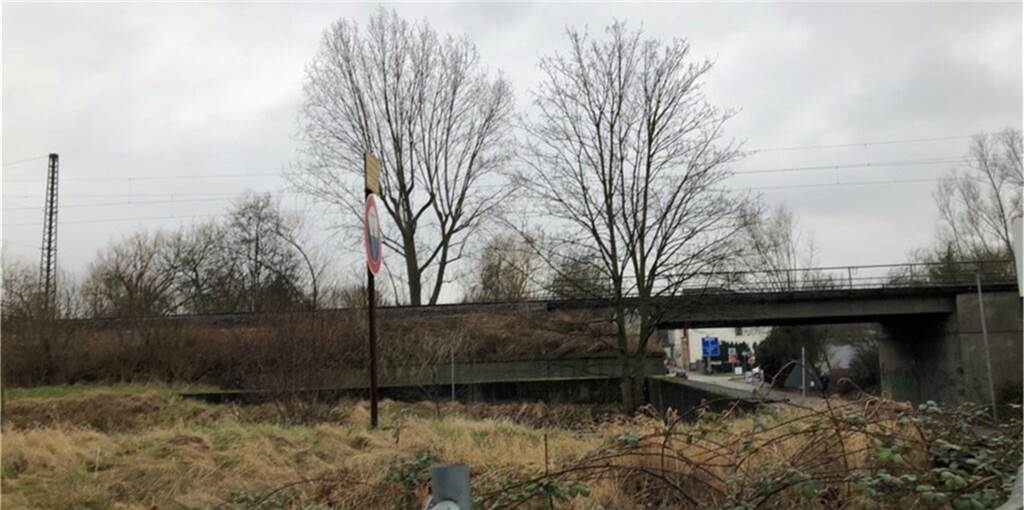 Nach Leichenfund: Polizei äußert sich vorsichtig zu den Hintergründen An dieser Bahnlinie in Herne entdeckte ein Bahnmitarbeiter die Leiche des jungen Mannes.