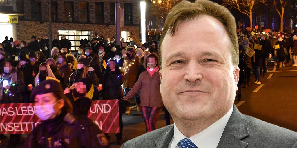 Corona-Demo abgesagt: Stadt Dortmund weist Vorwürfe zurück Rechtsdezernent Norbert Dahmen hat im Interview Stellung zur Absage der Corona-Demo durch deren Organisatorin genommen.