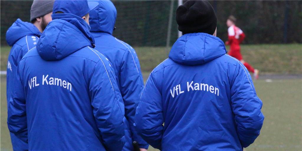 Rot im Duell der Reserve-Teams aus Kamen und Brambauer: „Der war nicht zu bändigen“ Alexander Hennig (links) und sein Trainerteam vom VfL Kamen II sahen kein gutes Spiel gegen den BV Brambauer II.