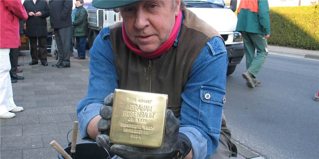 Apps und Gunter Demnigs Steine erinnern an jüdisches Leben in Raesfeld Der Kölner Künstler Gunter Demnig verlegte 2009 die Stolpersteine, die an die drei Mitglieder der Familie Rosenbaum erinnern. Zwei Apps ermöglichen nun die digitale Spurensuche nach jüdischem Leben in Raesfeld.