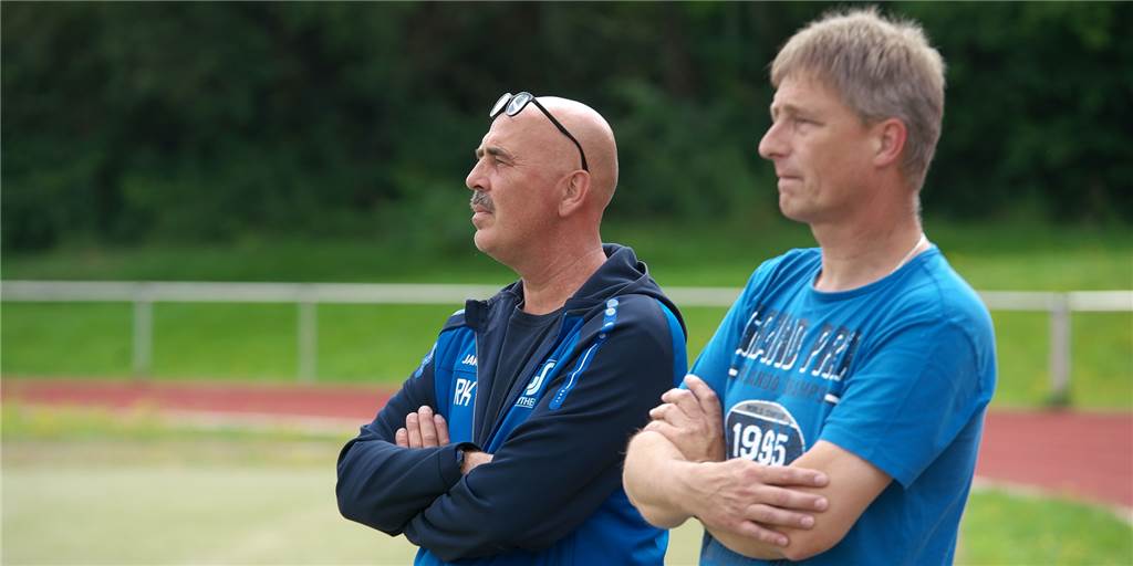 Sythens erstes halbes Jahr mit neuem Trainer-Trio: „Da haben wir mehr erwartet“ Reinhard Kuhlmann (l.) übernahm mit Guido Mentrup (r.) und Frederik Brand die zweite Mannschaft des TuS Sythen im Sommer 2021.