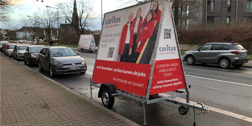 Werbefahrzeuge blockieren Parkplätze: Das sagt die Stadt Lünen Dieser Werbeanhänger ohne Transportfunktion stand im Januar an der Konrad-Adenauer-Straße - mal auf der einen, dann auf der anderen Straßenseite.