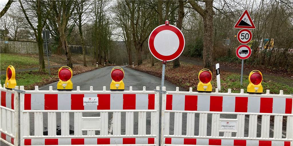 Schlossberg Cappenberg: Bauarbeiten beginnen mit leichten Irritationen Die Arbeiten zur Erneuerung des Radweges und der Fahrbahn am Schlossberg Cappenberg haben begonnen. Die Straße ist gesperrt.