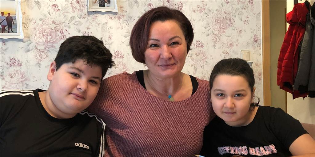 Alleinerziehende Mutter: „Mich nervt das ganze Hickhack nur noch“ Gülser Sarisoy ist alleinerziehende Mutter von Emir (9) und Eslem (8). Weil die Mosaik-Grundschule geschlossen hat, kann sie nicht zur Arbeit