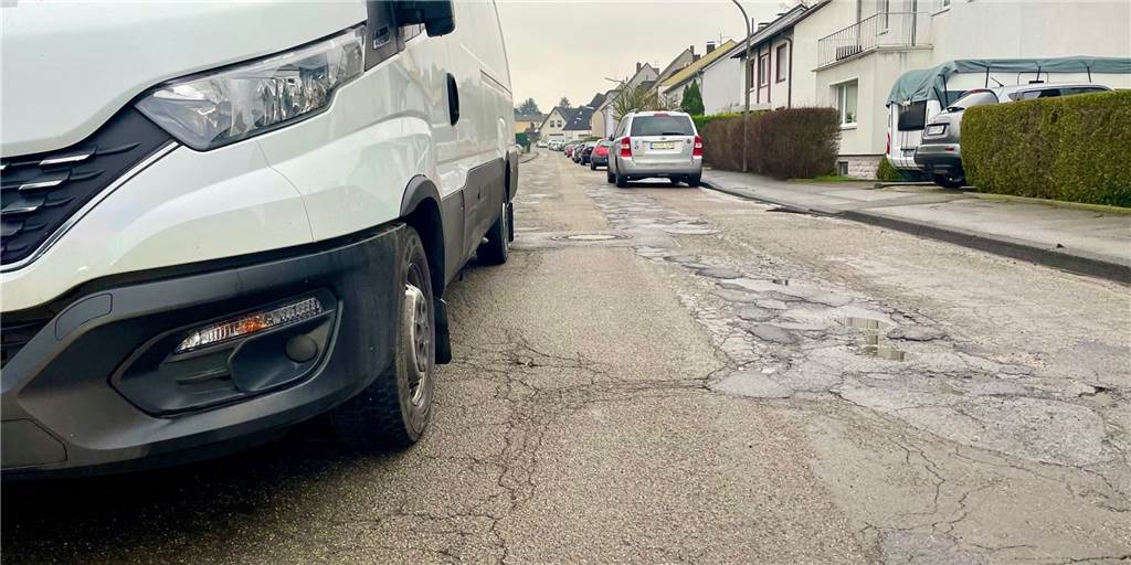 Ärger an der Busenbergstraße: Nach Knöllchen wird es eng auf der Fahrbahn An zahlreichen Straßen in Dortmund parken die Anwohner jetzt auf der Fahrbahn statt teilweise auf dem Gehweg. Nun ist kaum noch ein Durchkommen.