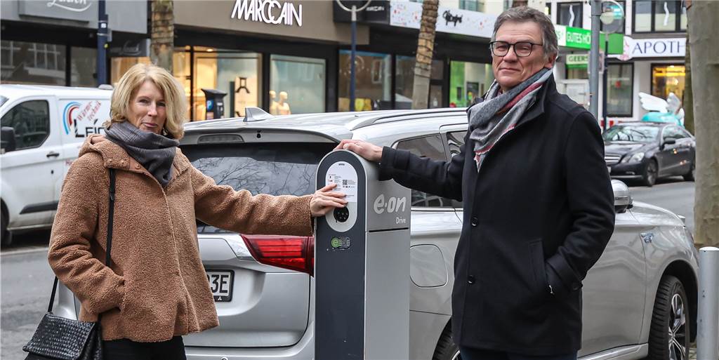 Helmut und Barbara an de Meulen ärgern sich regelmäßig über E-Autos, die kostenlos – wie hier an der Kleppingstraße – auf den Plätzen an Ladesäulen parken, aber nicht laden. Noch ist das in Dortmund erlaubt.