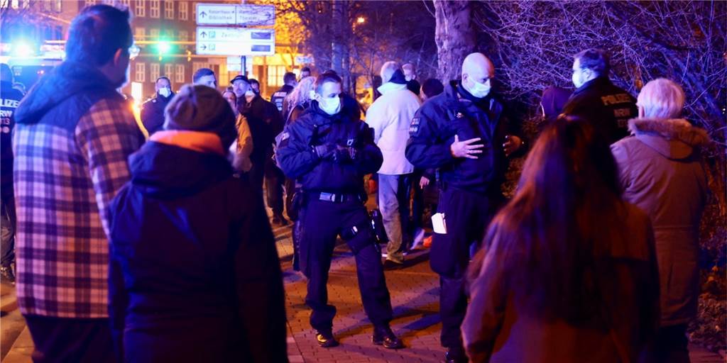 Trotz Absage – Corona-Demonstrierende in Dortmund unterwegs Die Anmelderin einer geplanten Corona-Demo am Montag (24.1.) hat die Versammlung kurzfristig abgesagt. Auf dem Friedensplatz versammelten sich am Abend trotzdem Personen.