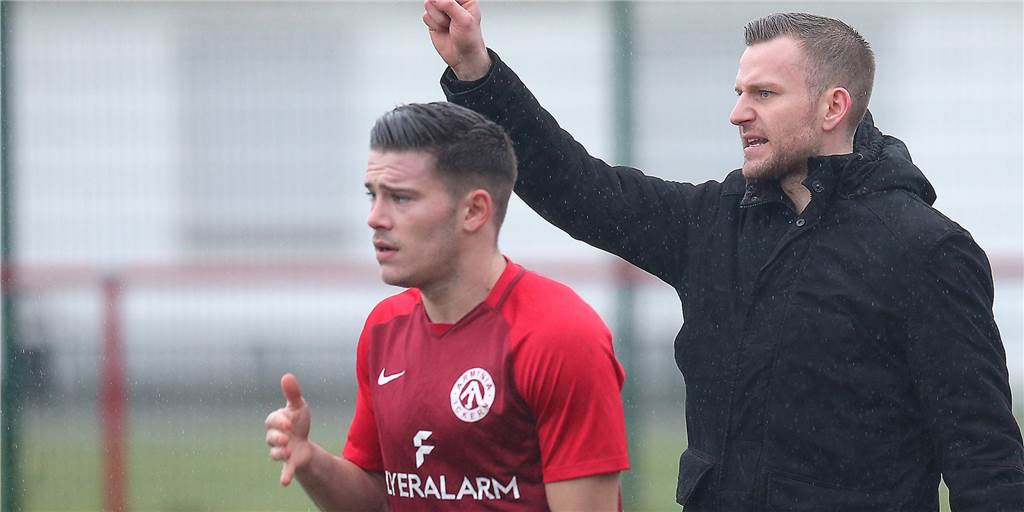 Kurioser Platzverweis: Castrop-Rauxeler Spieler fragt Schiedsrichter, ob er blind ist Trainer Kim Weber (r.) von Arminia Ickern wechselte sich im Testspiel gegen Rotthausen selbst ein.