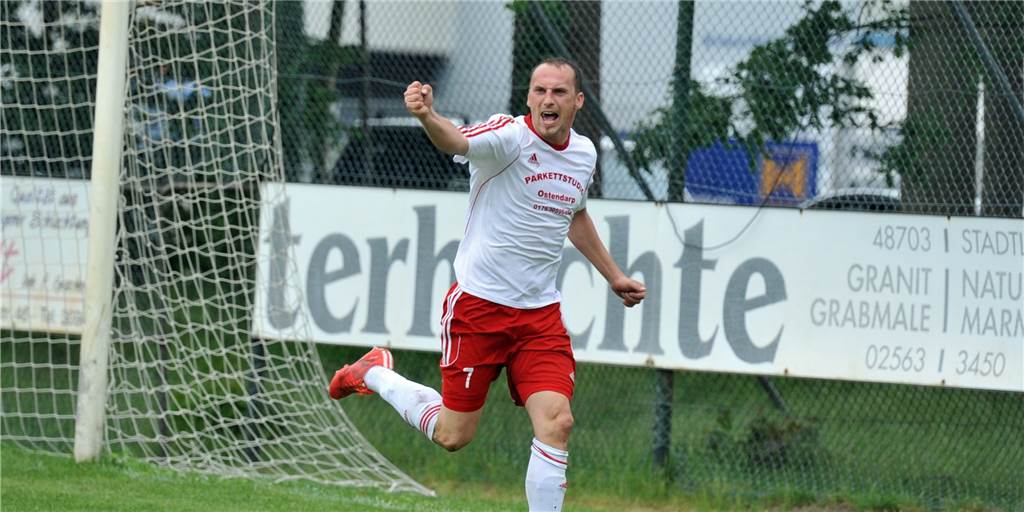 Neue Herausforderung für Marc Hötzel: „Ich habe wieder Bock“ Marc Hötzel (r.), hier an der Seitenlinie bei der DJK Stadtlohn, übernimmt im Sommer eine neue Aufgabe.