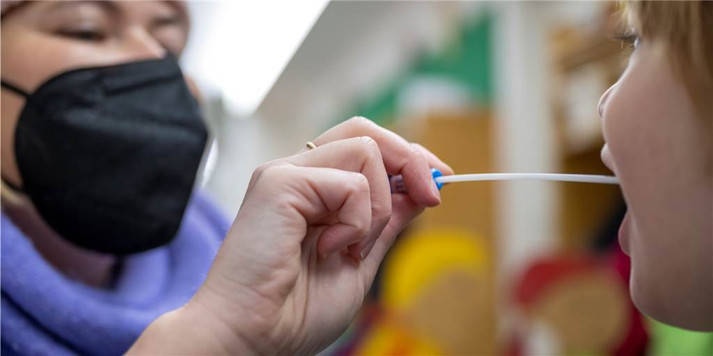 Corona-Auswirkung: Mehr Kita-Kinder aus Dortmund zuhause als in der Kita Positiv oder negativ? Das wird aktuell in den Dortmunder Kitas per PCR-Lollitest ermittelt.