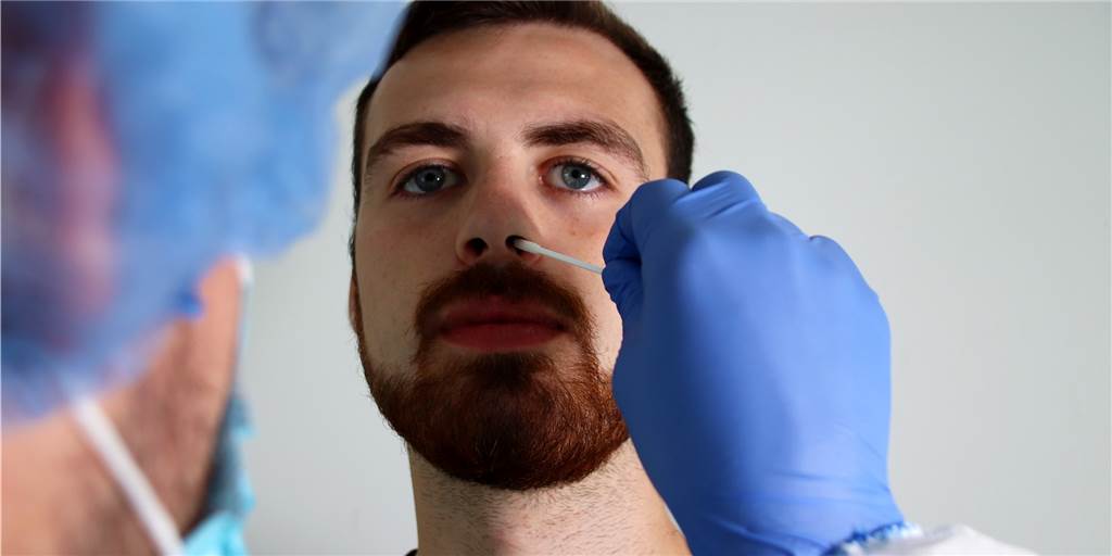 PCR-Ergebnis am selben Tag: Wie ist das trotz überlasteter Labore möglich? Dortmunder warten derzeit lange auf das Ergebnis ihrer PCR-Tests. Es gibt jedoch auch Testzentren, die besonders schnelle Ergebnisse anbieten (Symbolbild).