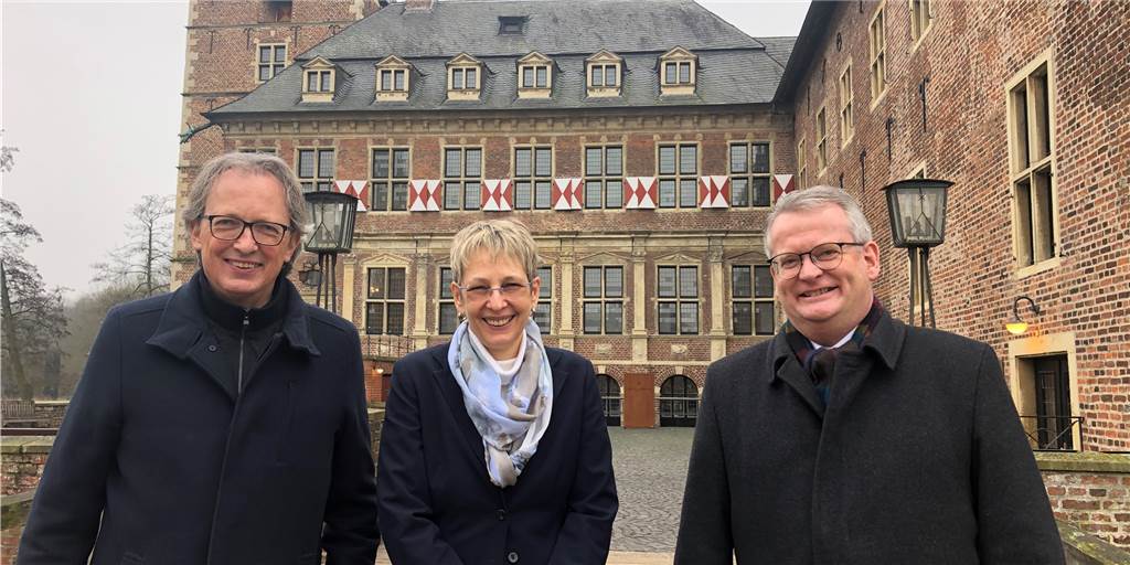 Mit Video: Ein Rundgang durch Schloss Raesfeld - so wohnen Herrschaften Bürgermeister Martin Tesing, Akademieleiterin Ursula Baumeister und der Erste Beigeordnete Markus Büsken stellten das Innere von Schloss Raesfeld vor, das die Gemeinde für 1,5 Millionen Euro gekauft hat.