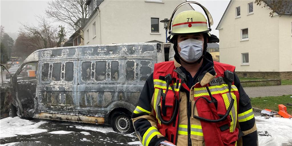 Kein technischer Defekt am Auto – darum brannte der Hermes-Wagen in Westhofen Christoph Elasge, Wachabteilungsleiter der Hauptwache Schwerte, vor dem ausgebrannten Hermes-Fahrzeug am 14. Januar.