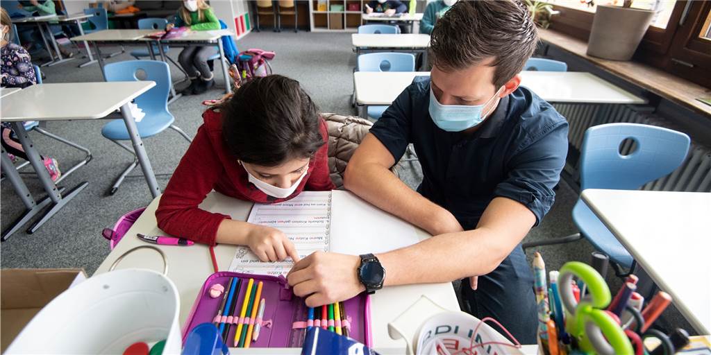 Lehrermangel durch Corona in Dortmund? „Wird in nächster Zeit schwierig“ Nicht nur Infektionen unter Schülern sind in den Schulen ein Problem. Auch Lehrer fallen coronabedingt immer häufiger aus (Symbolbild).