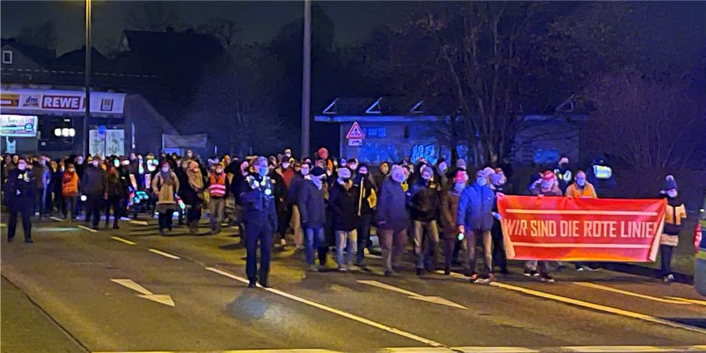 Arminius im Lüner Corona-Protest: Das sagt der Staatsschutz Dieses Plakat, das die Demonstranten auch am 24. Januar in Lünen (hier auf der Kurt-Schumacher-Straße) vorne weg getragen haben, ist unstrittig. Zwei weitere Schriftzüge im Protestzug haben indes den Staatsschutz beschäftigt.