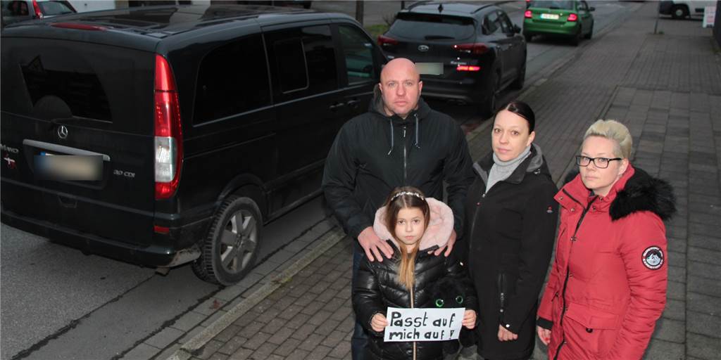 Im Video: Parkende Autos sorgen für gefährliche Situationen für Schüler in Werne Alex, Tatjana und Sophie Fast mit Rebecca Gutzat (r.) an der zugeparkten Stelle der Berliner Straße, wo das Überqueren gerade für Schüler gefährlich ist.